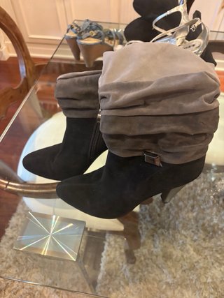 Zapatos de tacón dorados y plateados, botines etc