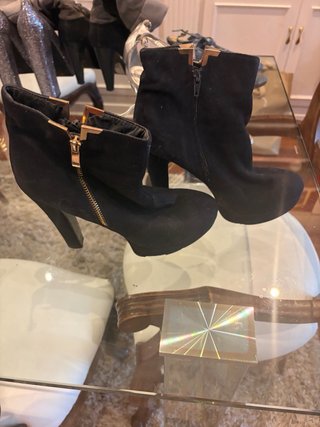 Zapatos de tacón dorados y plateados, botines etc