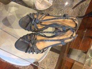 Zapatos de tacón dorados y plateados, botines etc