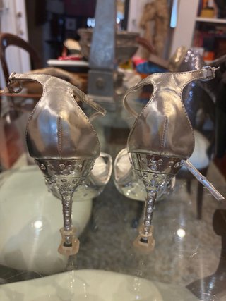 Zapatos de tacón dorados y plateados, botines etc
