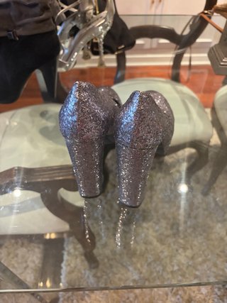 Zapatos de tacón dorados y plateados, botines etc