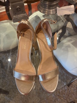 Zapatos de tacón dorados y plateados, botines etc