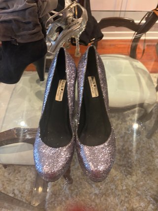 Zapatos de tacón dorados y plateados, botines etc