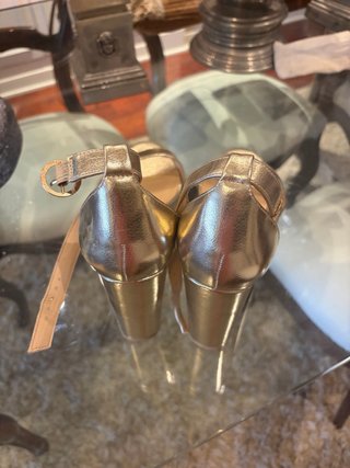 Zapatos de tacón dorados y plateados, botines etc