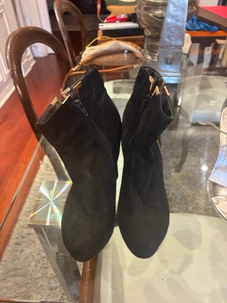 Zapatos de tacón dorados y plateados, botines etc