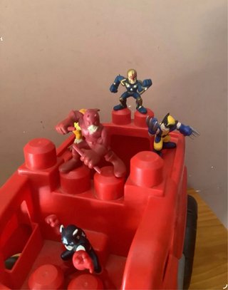 Camión de Juguete con Superhéroes
