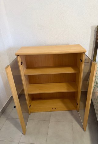Vitrina de madera con puertas de cristal