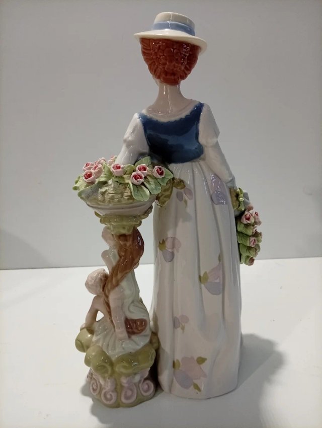 Figura in porcellana Nadal Donna con Fiori