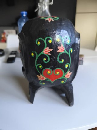 Calavera de madera decorada