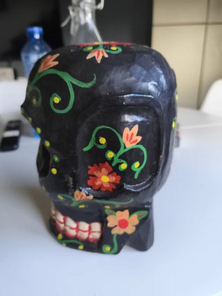 Calavera de madera decorada