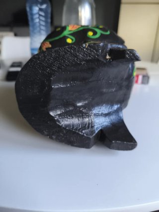 Calavera de madera decorada