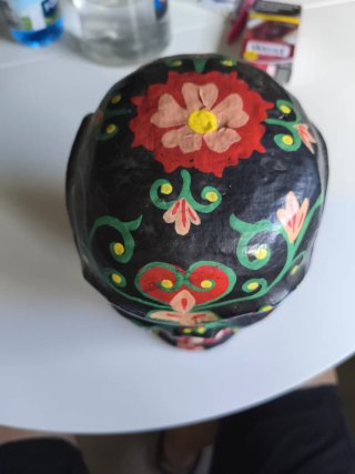 Calavera de madera decorada