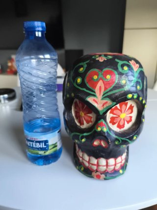 Calavera de madera decorada