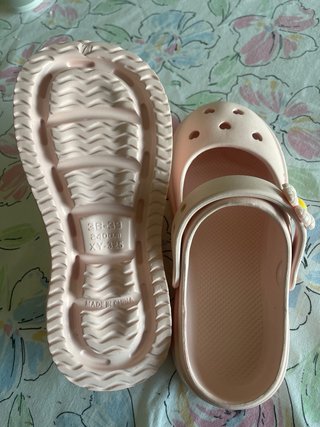 Zuecos tipo Crocs rosas con flor