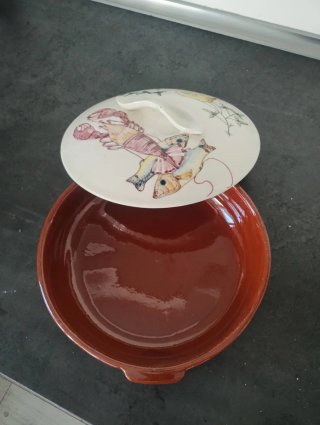 Angulera de barro con tapa decorada