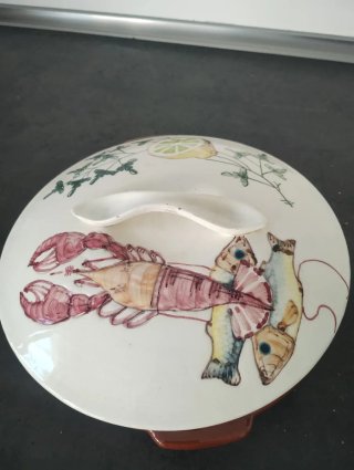 Angulera de barro con tapa decorada