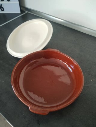 Angulera de barro con tapa decorada