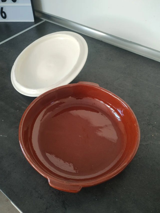 Angulera de barro con tapa decorada