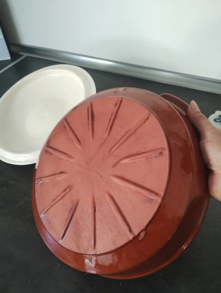 Angulera de barro con tapa decorada