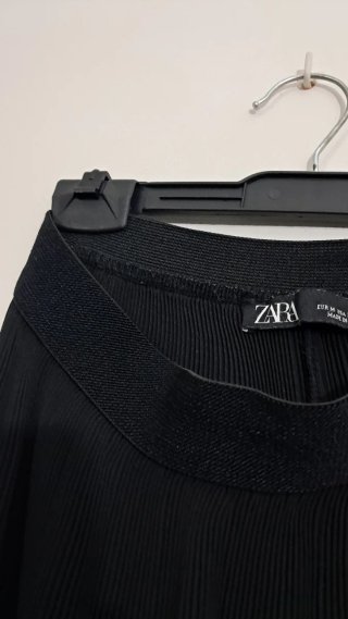 Pantalón Culotte Plisado Negro de Zara