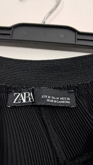 Pantalón Culotte Plisado Negro de Zara
