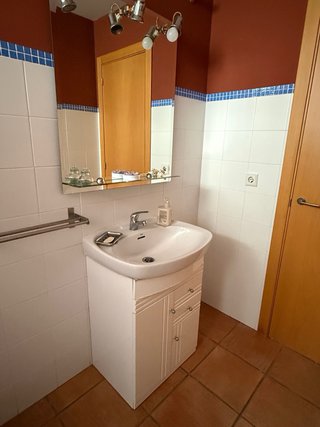 Mueble de baño completo, lavabo, espejo y grifo