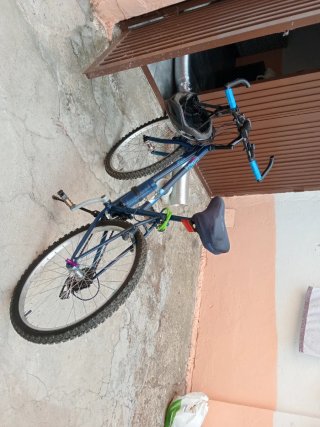 Bicicleta azul en buen estado