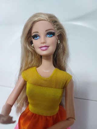 Bambola Barbie con vestito colorato