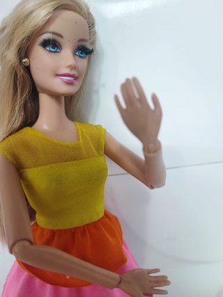 Bambola Barbie con vestito colorato