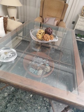 Mesa hecha con una reja y marco de ventana antigua