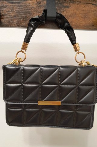 Bolso negro con cadena dorada