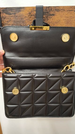 Bolso negro con cadena dorada