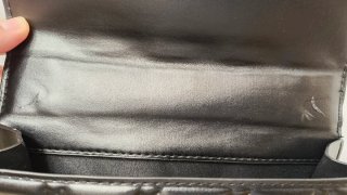 Bolso negro con cadena dorada