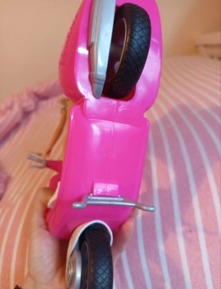 Barbie con moto y otra Barbie de regalo