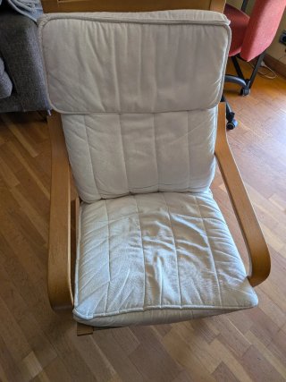 Sillón Pong IKEA madera y tela beige
