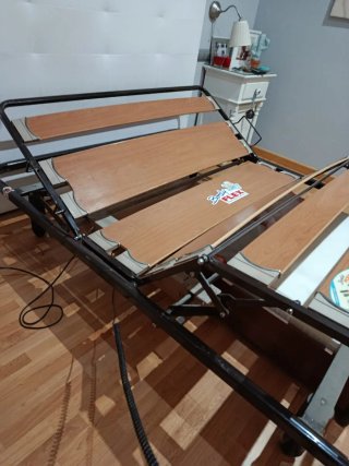 Cama articulada metálica con somier de madera