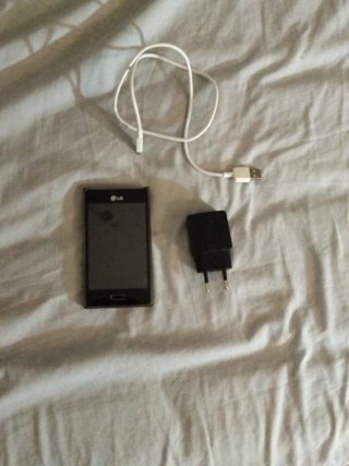 Móvil LG Negro con Cargador