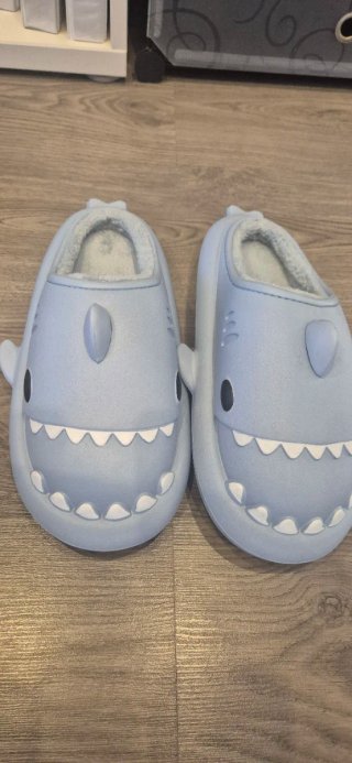 Zapatillas de casa de tiburón grises