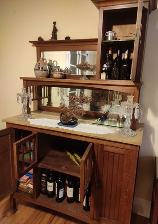Mueble de madera con espejo