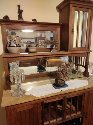 Mueble de madera con espejo