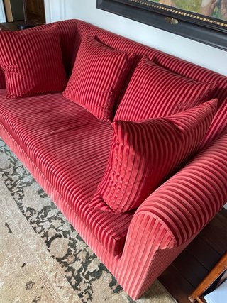 Sofá de terciopelo rojo