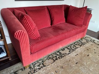 Sofá de terciopelo rojo