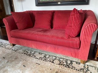 Sofá de terciopelo rojo
