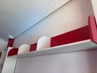 Estanterías infantiles rojas y blancas de 210cm