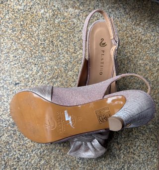 Zapatos de fiesta dorados y rosas