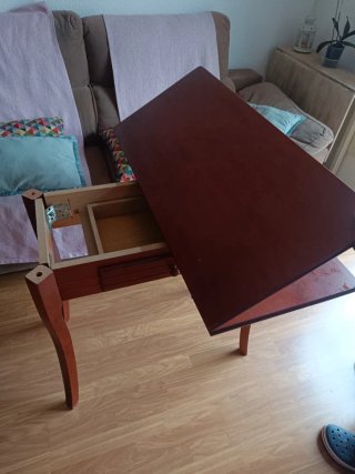 Mesa de madera marrón con cajón