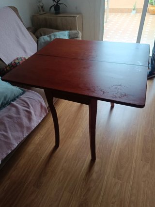 Mesa de madera marrón con cajón