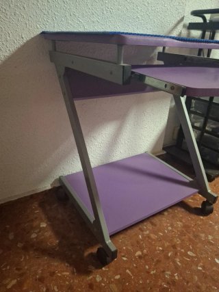 Tavolo da scrivania viola con ruote