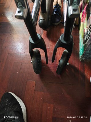 Silla autónoma de ruedas macizas plegable