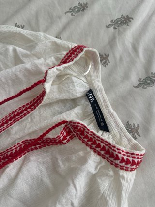 Blusa Zara Bordada Roja y Blanca